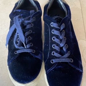 LOLA CRUZ SNEAKERS SIZE 9